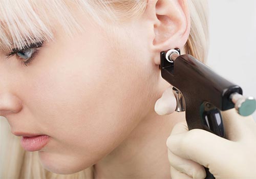 Bấm lỗ tai bị chảy nước vàng có nguy hiểm không?