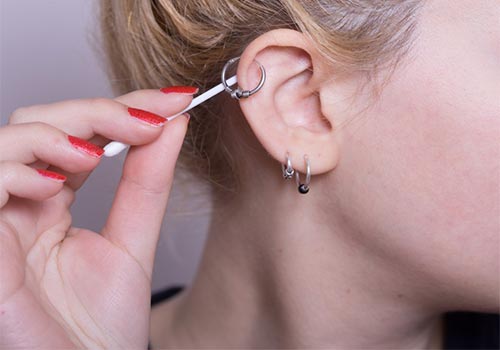 Thuốc mỡ sau khi bấm lỗ tai cần được bôi như thế nào để đạt hiệu quả tốt nhất?
