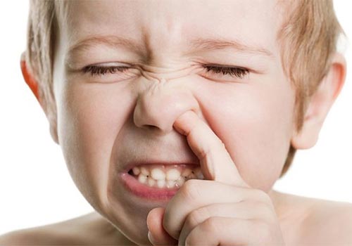 Cậy Gỉ Mũi Có Máu Thì Có Sao Không?