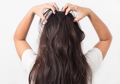 Mình thường xuyên bị ngứa da đầu có sao không?