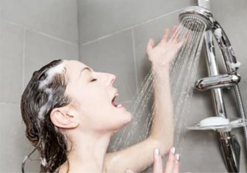 Tới tháng có nên tắm nước lạnh không?