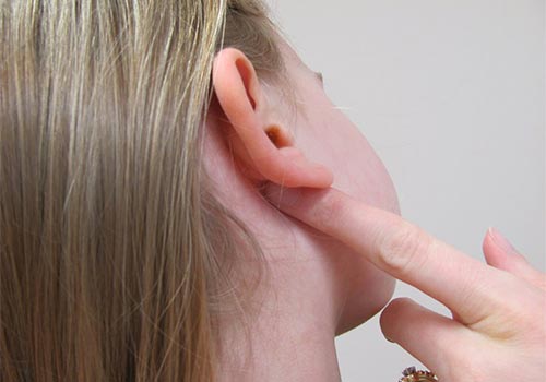 Vành tai bị ngứa chảy nước vàng là bị gì? Cách trị